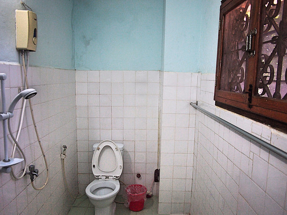 P1019616-villa-bathroom