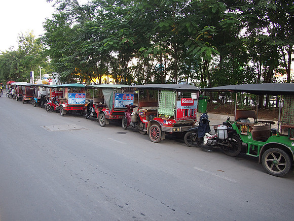 PC289304-tuk-tuks