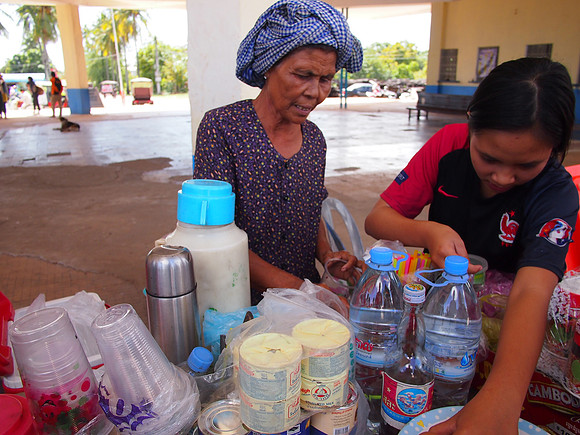 PC309485-kampot-coffee-lady