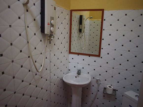 P1029647-bathroom