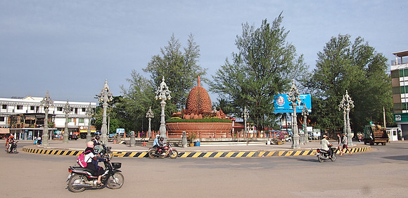 P1029656-durian-roundabout