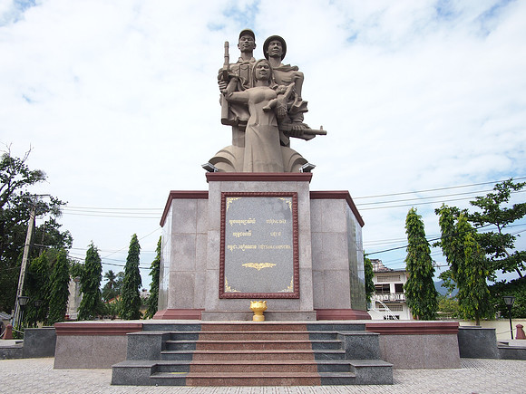 P1049715-cambodia-vietnam-monument