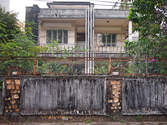 P1059774-modernist-house