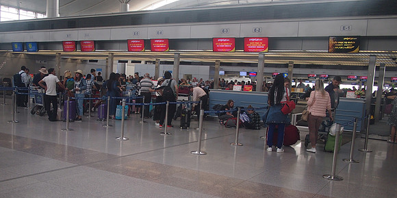 P2019846-vietjet-check-in