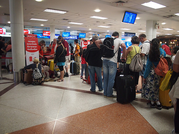 P2069942-check-in-queue