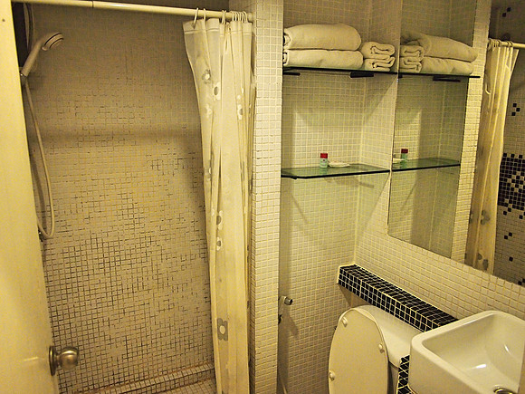 P2069966-bathroom
