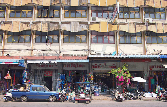 P2080126-market-shops
