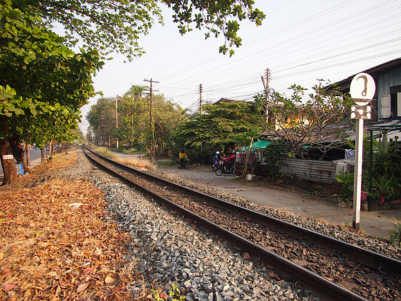 P2080191-train-line