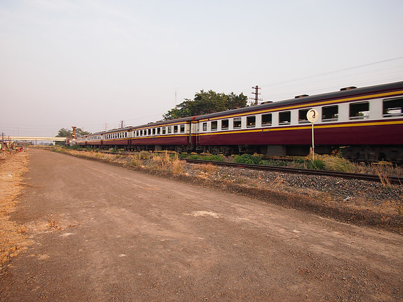 P2080213-train-at-railway-reserve