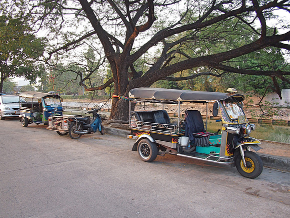 P2080217-tuk-tuks