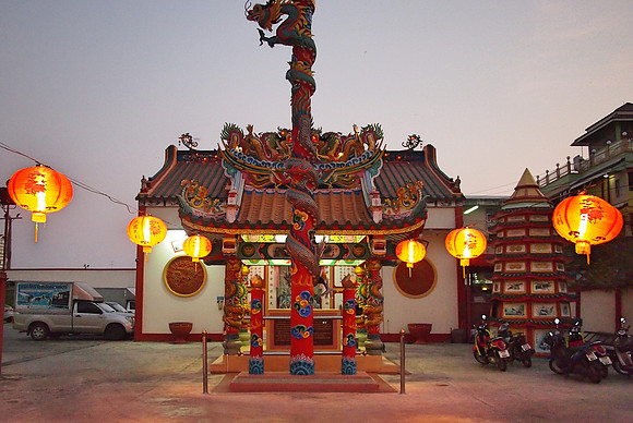 P2080239-temple-lanterns