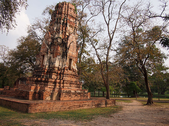 P2090327-leaning-wat