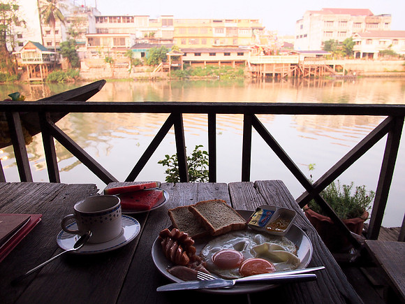 P2100358-riverside-breakfast