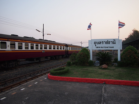 P2070023-train-at-ubon-ratchathani
