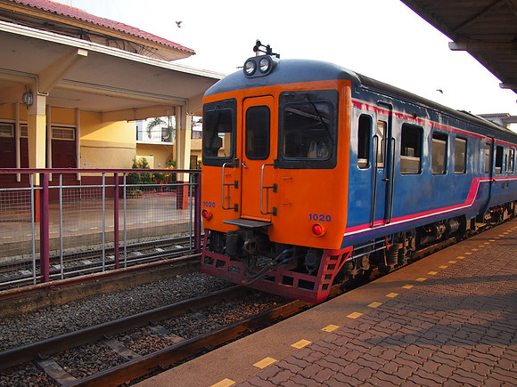 P2090244-train-at-korat