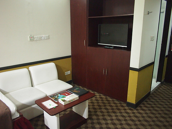 P2140535-hotel-71-couch