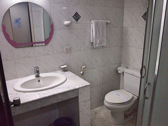 P2140537-hotel-71-bathroom