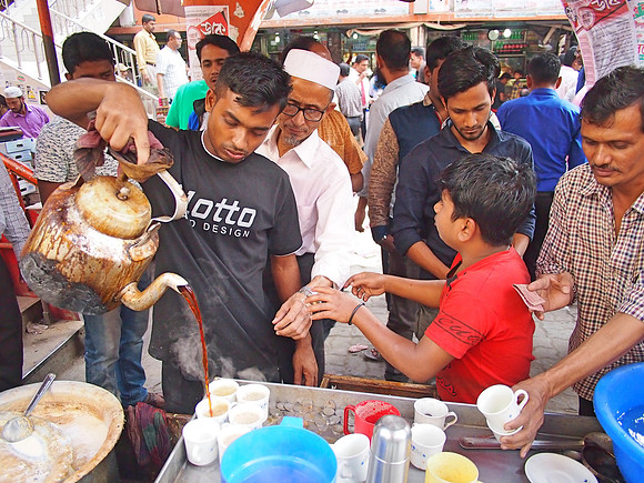 P2140560-pouring-tea