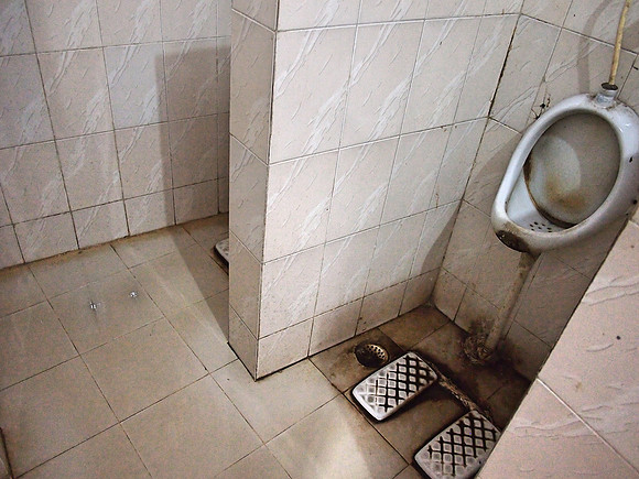 P2150649-urinal