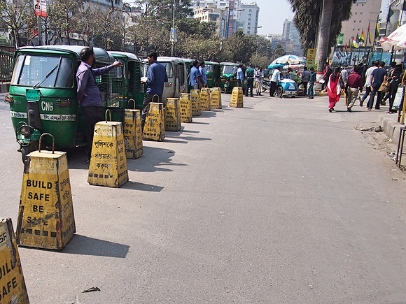 P2160831-cng-queue
