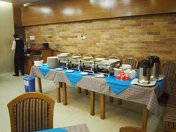 P2180898-breakfast-service