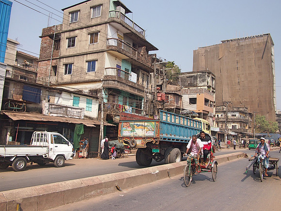 P2180972-dhaka-trunk-road