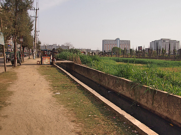 P2201176-dirt-footpath-and-open-drain