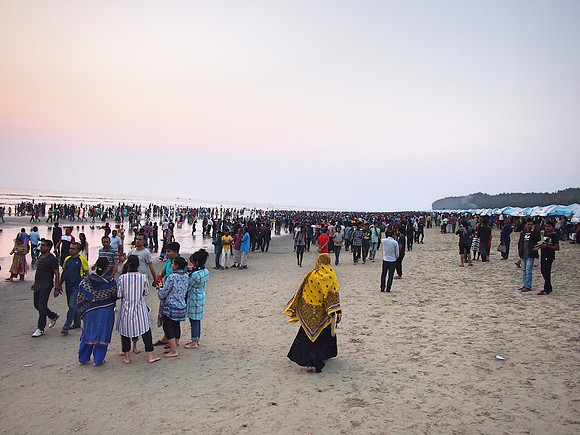 P2211246-beach-crowd