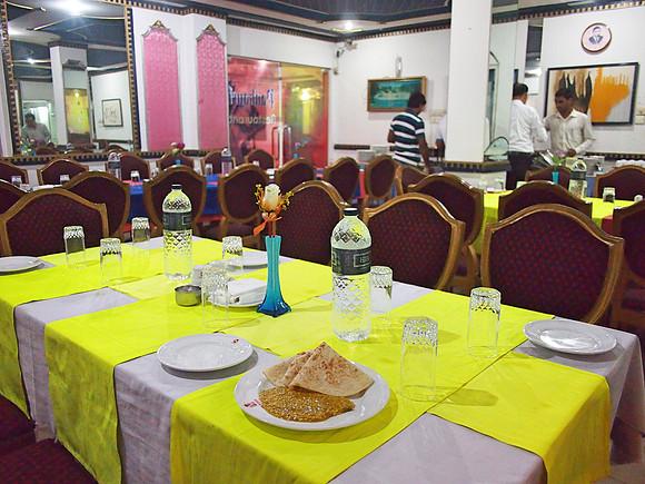 P2221257-hotel-breakfast