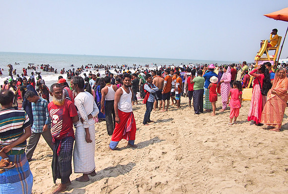 P2221284-crowded-beach