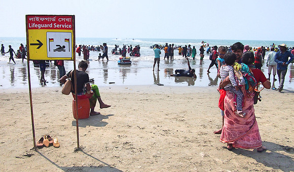P2221294-lifeguard-service