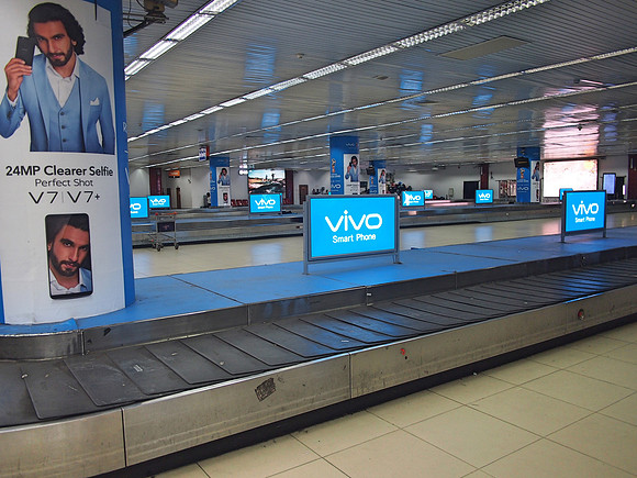 P2140526-baggage-claim