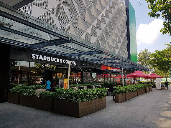 20180515_100039-starbucks-mcdonalds