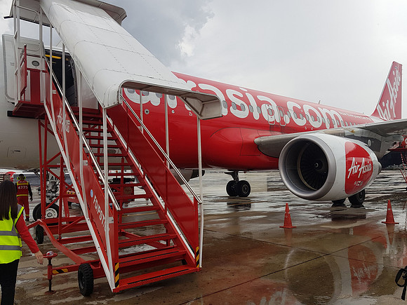 20180530_142446-dmk-rainy-day-boarding