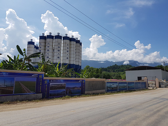 20180603_092950-luang-prabang-cement-mixing