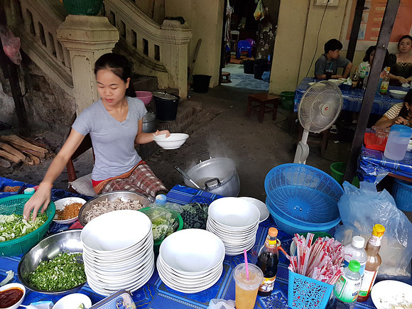 20180531_173030-noodle-soup-lady