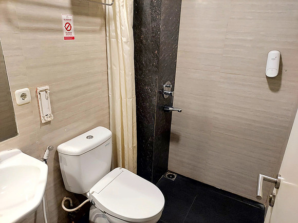20240510_222109-empress-bathroom