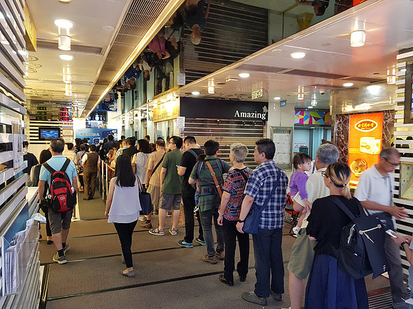 20180626_105423-elevator-queue
