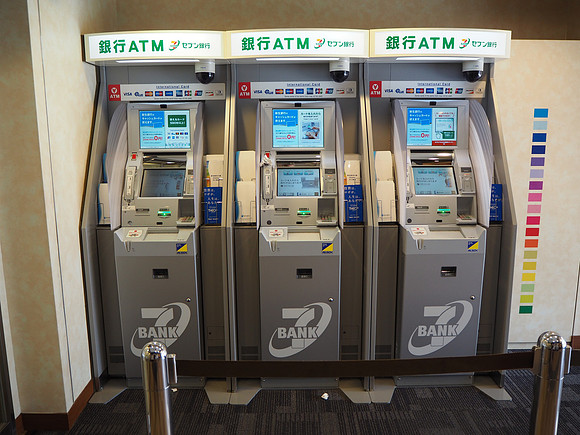 P6300044-7-11-atms