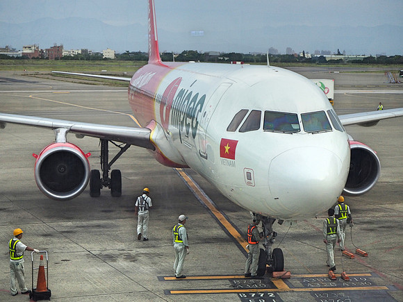 P7030047-vietjet-parking
