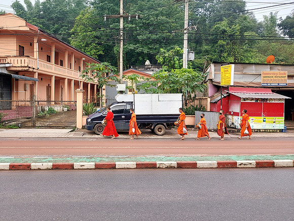 20220527_063528-morning-monks
