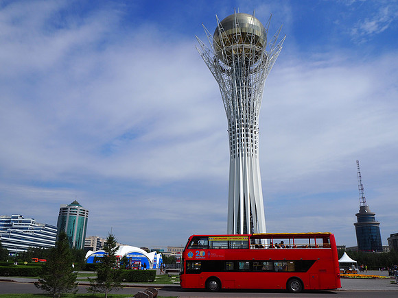 P7210146-red-tourist-bus