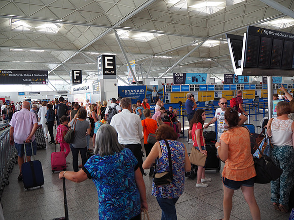 P7240060-busy-departures