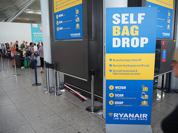 P7240069-ryanair-self-bag-drop