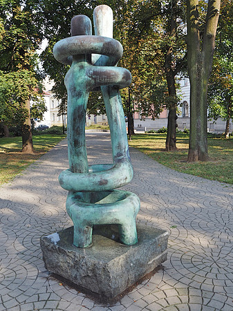 P7290128-embraced-couple-sculpture
