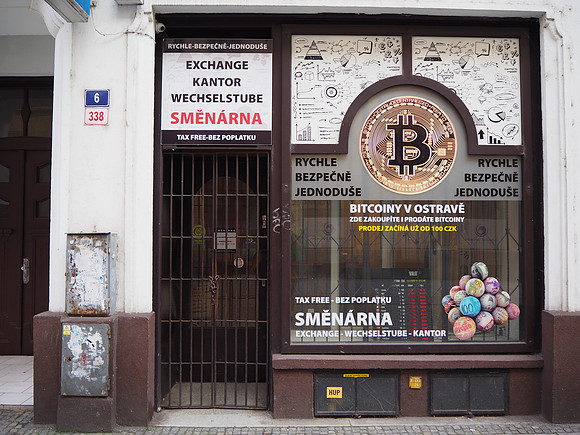 P7290137-bitcoin-and-currency-exchange