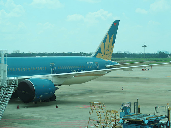 IMG_9862-parked-vietnam-airlines
