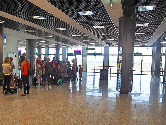 P8020009-boarding