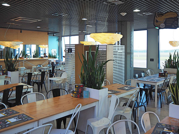 P8020008-airside-dining