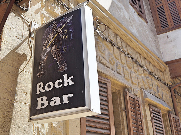 P8060069-rock-bar